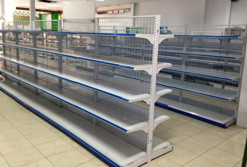Kệ si&ecirc;u thị khi chưa trưng b&agrave;y sản phẩm 